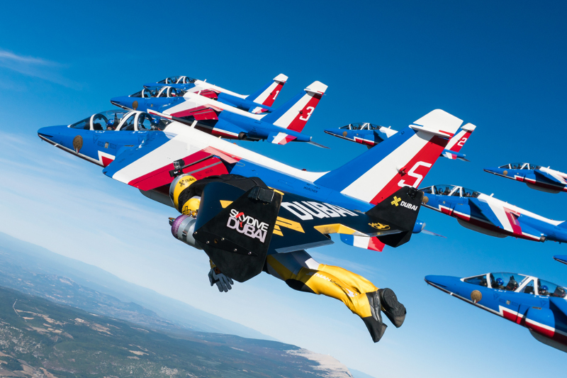 Jetman en vol en formation avec la Patrouille de France © Airborne Films